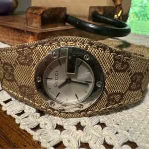 Authentic leather Gucci Watch
